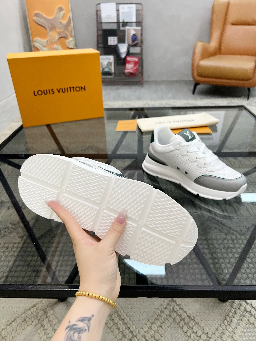 Factory price: 460💰Lv🔍Top purchasing agent🇮🇹 Road The most popular sports shoes for street men are available at the same counter. The uppers are imported cowhide fabrics from Italy, high-quality spliced colorful and complex handicrafts, imported comfortable mesh linings, soles: original soles specially provided by the original factory, T men's men's shoes 💰U foam exclusive movable molded soles are super comfortable, original factory and single goods, 🔍🔍high quality, you can enter and exit the counter at will, welcome to compare, code number 38-44, (45 customized)